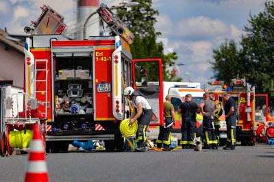 Dunkler Rauch – Defekter Kühlschrank löst Wohnungsbrand aus – Wohnung unbewohnbar – 50 Kräfte im Einsatz