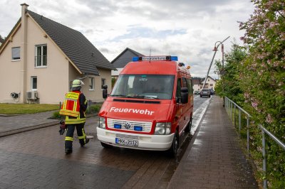Windhose fegt nur zehn Sekunden durch Wohngebiet - 16 Dächer teils erheblich beschädigt - Feuerwehr im Dauereinsatz - Bäume stürzen um