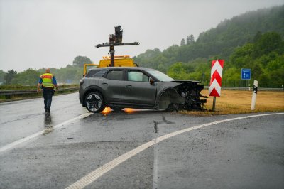 Totalschaden nach Aquaplaning – Fahrer (41) in Klinik