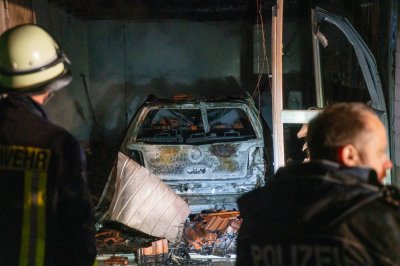Garage auf Bauernhof in Vollbrand