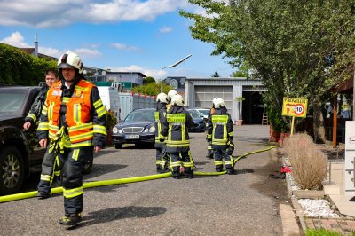Dunkler Rauch – Defekter Kühlschrank löst Wohnungsbrand aus – Wohnung unbewohnbar – 50 Kräfte im Einsatz