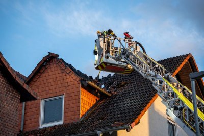 Dachstuhlbrand in Mehrfamilienhaus – elf Bewohner evakuiert – keine Verletzten – rund 70 Einsatzkräfte im Einsatz