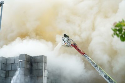 Großbrand auf Wertstoffhof - Baumarkt geräumt - Großeinsatz für Feuerwehr