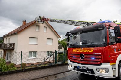 Windhose fegt nur zehn Sekunden durch Wohngebiet - 16 Dächer teils erheblich beschädigt - Feuerwehr im Dauereinsatz - Bäume stürzen um