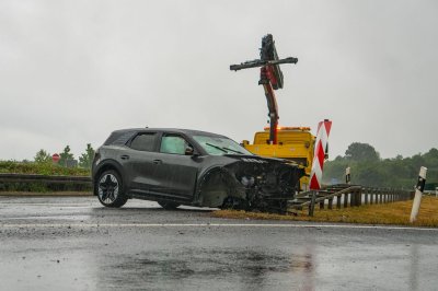 Totalschaden nach Aquaplaning – Fahrer (41) in Klinik