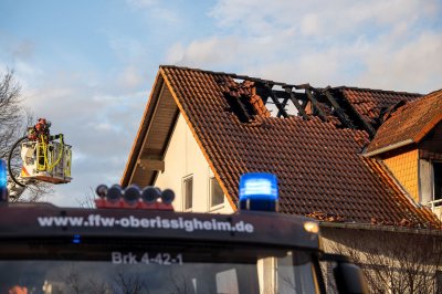 Dachstuhlbrand in Mehrfamilienhaus – elf Bewohner evakuiert – keine Verletzten – rund 70 Einsatzkräfte im Einsatz