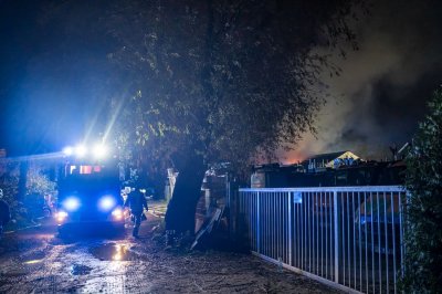 Großbrand in Lagerhalle eines Baustoffbetriebs in Maintal-Bischofsheim