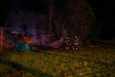 Weithin sichtbarer Feuerschein - Katwarn ausgelöst - Hütte mit Holz und Geräten brennt