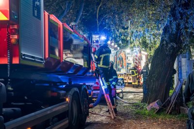 Großbrand in Lagerhalle eines Baustoffbetriebs in Maintal-Bischofsheim