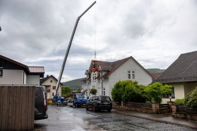 Windhose fegt nur zehn Sekunden durch Wohngebiet - 16 Dächer teils erheblich beschädigt - Feuerwehr im Dauereinsatz - Bäume stürzen um
