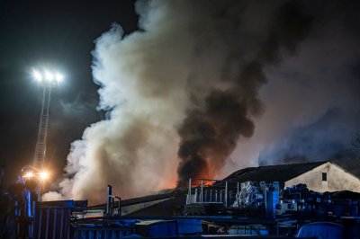 Großbrand in Lagerhalle eines Baustoffbetriebs in Maintal-Bischofsheim