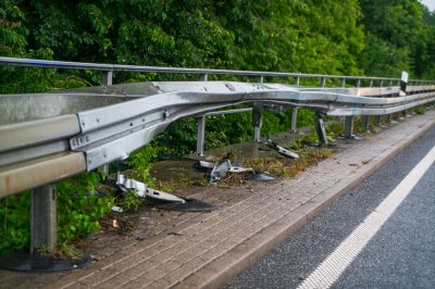 Totalschaden nach Aquaplaning – Fahrer (41) in Klinik