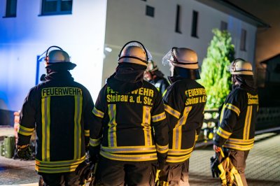 Meterhohe Feuersäulen bei Hallenbrand – Seniorenheim durch Rauch bedroht – Löschwasser gefriert