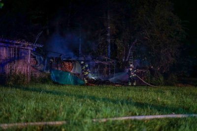 Weithin sichtbarer Feuerschein - Katwarn ausgelöst - Hütte mit Holz und Geräten brennt
