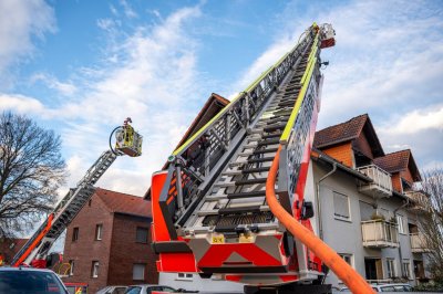 Dachstuhlbrand in Mehrfamilienhaus – elf Bewohner evakuiert – keine Verletzten – rund 70 Einsatzkräfte im Einsatz