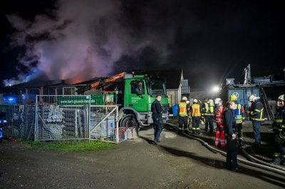 Großbrand in Lagerhalle eines Baustoffbetriebs in Maintal-Bischofsheim