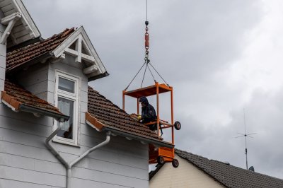 Windhose fegt nur zehn Sekunden durch Wohngebiet - 16 Dächer teils erheblich beschädigt - Feuerwehr im Dauereinsatz - Bäume stürzen um