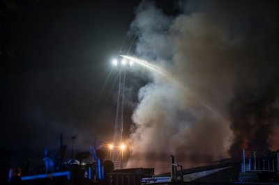 Großbrand in Lagerhalle eines Baustoffbetriebs in Maintal-Bischofsheim