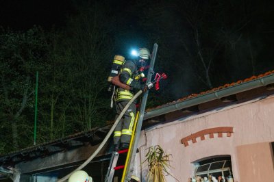Garage auf Bauernhof in Vollbrand