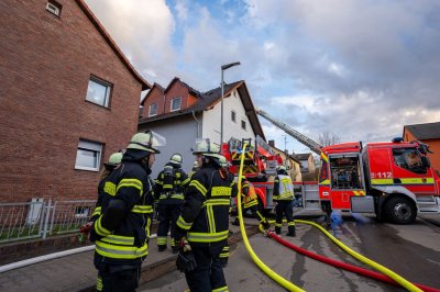 Dachstuhlbrand in Mehrfamilienhaus – elf Bewohner evakuiert – keine Verletzten – rund 70 Einsatzkräfte im Einsatz