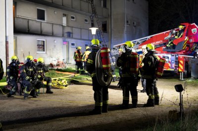 Brand in Übergangswohnheim – 3 Personen gerettet – Wohnhaus unbewohnbar