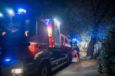 Großbrand in Lagerhalle eines Baustoffbetriebs in Maintal-Bischofsheim
