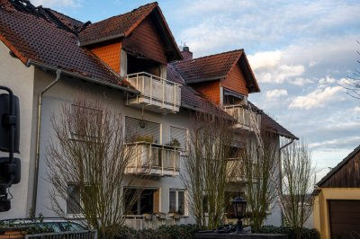 Dachstuhlbrand in Mehrfamilienhaus – elf Bewohner evakuiert – keine Verletzten – rund 70 Einsatzkräfte im Einsatz