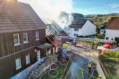 Scheune in Vollbrand – Flammen bedrohen Gastank – Feuerwehr verhindert Übergreifen auf Nachbarhaus