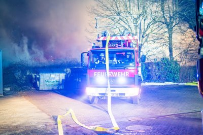 Meterhohe Feuersäulen bei Hallenbrand – Seniorenheim durch Rauch bedroht – Löschwasser gefriert