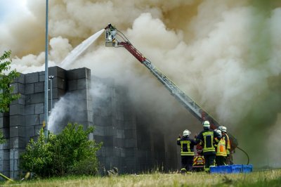 Großbrand auf Wertstoffhof - Baumarkt geräumt - Großeinsatz für Feuerwehr