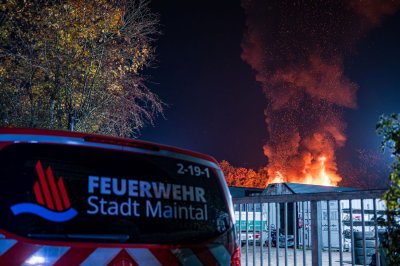 Großbrand in Lagerhalle eines Baustoffbetriebs in Maintal-Bischofsheim