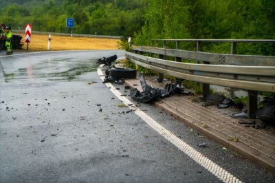 Totalschaden nach Aquaplaning – Fahrer (41) in Klinik