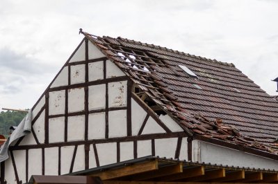 Windhose fegt nur zehn Sekunden durch Wohngebiet - 16 Dächer teils erheblich beschädigt - Feuerwehr im Dauereinsatz - Bäume stürzen um