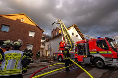 Dachstuhlbrand in Mehrfamilienhaus – elf Bewohner evakuiert – keine Verletzten – rund 70 Einsatzkräfte im Einsatz