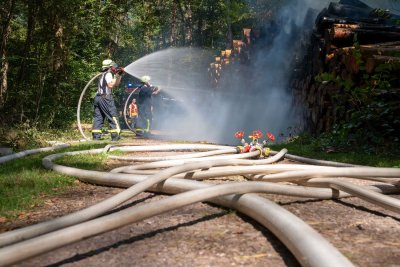 Brennender Holzpolter sorgt für größeren Einsatz