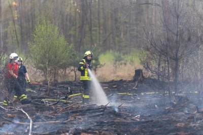 Waldbrand – Hubschrauber ortet Flammen aus der Luft
