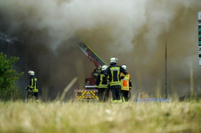 Großbrand auf Wertstoffhof - Baumarkt geräumt - Großeinsatz für Feuerwehr