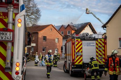 Dachstuhlbrand in Mehrfamilienhaus – elf Bewohner evakuiert – keine Verletzten – rund 70 Einsatzkräfte im Einsatz