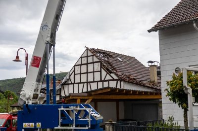 Windhose fegt nur zehn Sekunden durch Wohngebiet - 16 Dächer teils erheblich beschädigt - Feuerwehr im Dauereinsatz - Bäume stürzen um