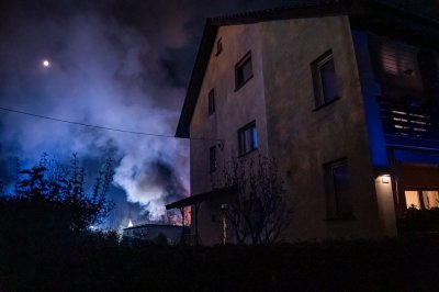 Großbrand in Lagerhalle eines Baustoffbetriebs in Maintal-Bischofsheim