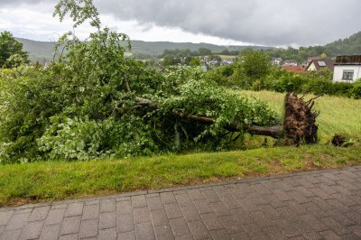 Windhose fegt nur zehn Sekunden durch Wohngebiet - 16 Dächer teils erheblich beschädigt - Feuerwehr im Dauereinsatz - Bäume stürzen um