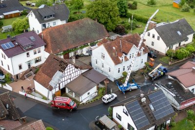 Windhose fegt nur zehn Sekunden durch Wohngebiet - 16 Dächer teils erheblich beschädigt - Feuerwehr im Dauereinsatz - Bäume stürzen um
