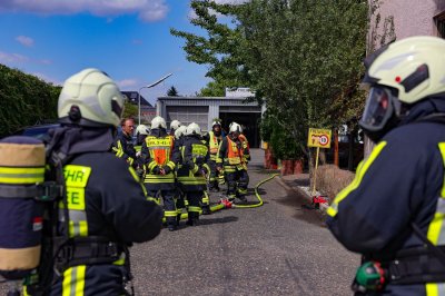 Dunkler Rauch – Defekter Kühlschrank löst Wohnungsbrand aus – Wohnung unbewohnbar – 50 Kräfte im Einsatz