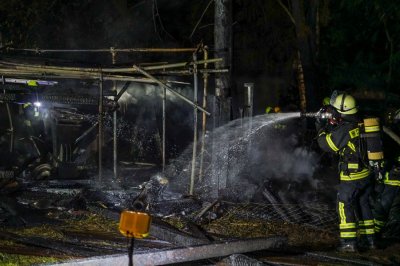 Weithin sichtbarer Feuerschein - Katwarn ausgelöst - Hütte mit Holz und Geräten brennt
