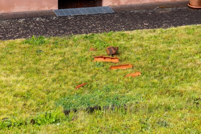 Windhose fegt nur zehn Sekunden durch Wohngebiet - 16 Dächer teils erheblich beschädigt - Feuerwehr im Dauereinsatz - Bäume stürzen um