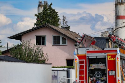 Dunkler Rauch – Defekter Kühlschrank löst Wohnungsbrand aus – Wohnung unbewohnbar – 50 Kräfte im Einsatz