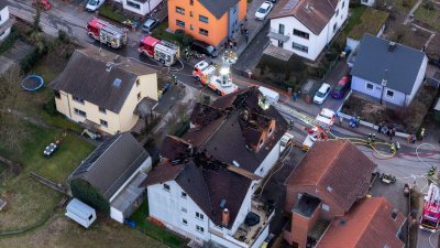 Dachstuhlbrand in Mehrfamilienhaus – elf Bewohner evakuiert – keine Verletzten – rund 70 Einsatzkräfte im Einsatz