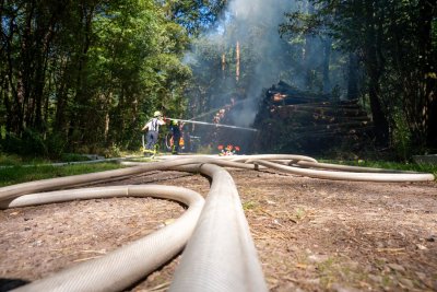 Brennender Holzpolter sorgt für größeren Einsatz