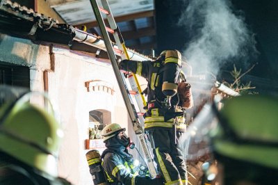 Garage auf Bauernhof in Vollbrand