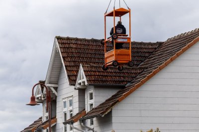 Windhose fegt nur zehn Sekunden durch Wohngebiet - 16 Dächer teils erheblich beschädigt - Feuerwehr im Dauereinsatz - Bäume stürzen um